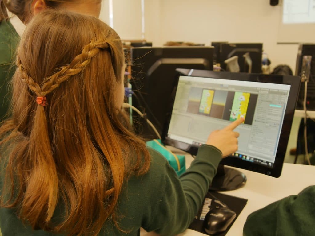 30 alumnas de 5º de primaria aprenden a programar mientras mejoran su inglés